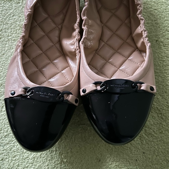 New Michael Kors Tan/Black Leather Cap Toe Logo Ballet Flats - Picture 12 of 13